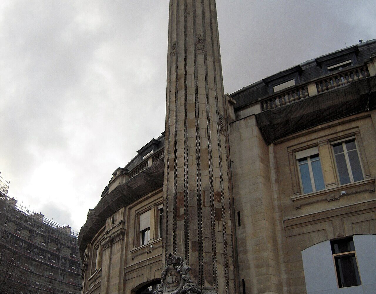 La colonne Médicis, fût cannelé de la Renaissance accolé à la rotonde de la Bourse de commerce