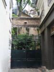 La grille de la cour de Rohan et la première courette, vues depuis la rue du Jardinet