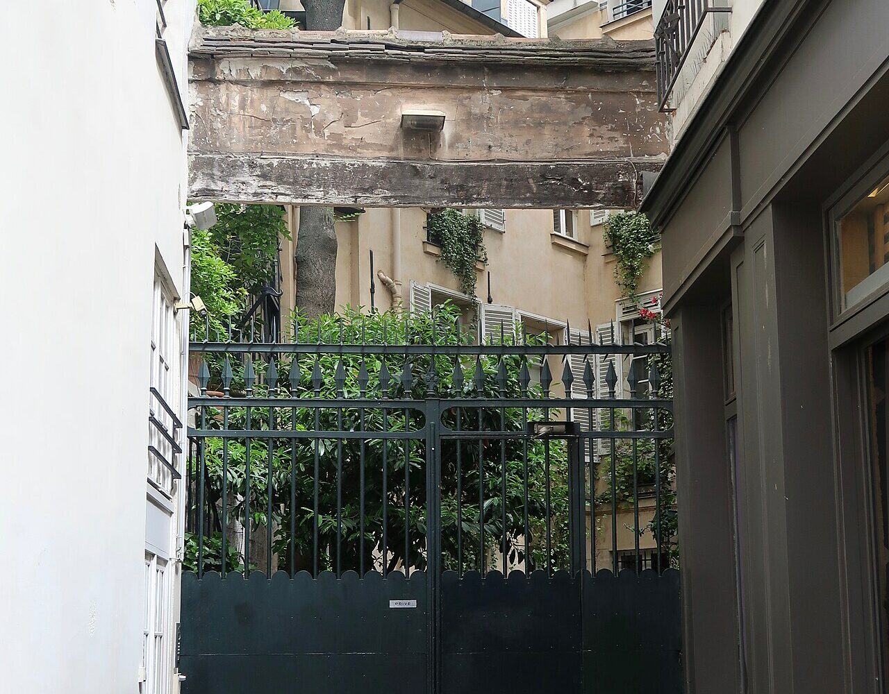 La grille de la cour de Rohan et la première courette, vues depuis la rue du Jardinet