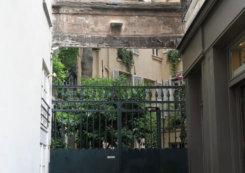 La grille de la cour de Rohan et la première courette, vues depuis la rue du Jardinet