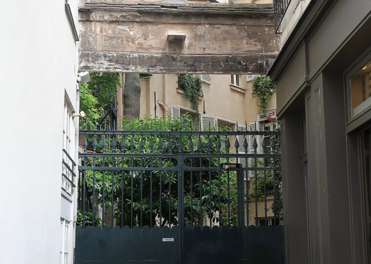 La grille de la cour de Rohan et la première courette, vues depuis la rue du Jardinet