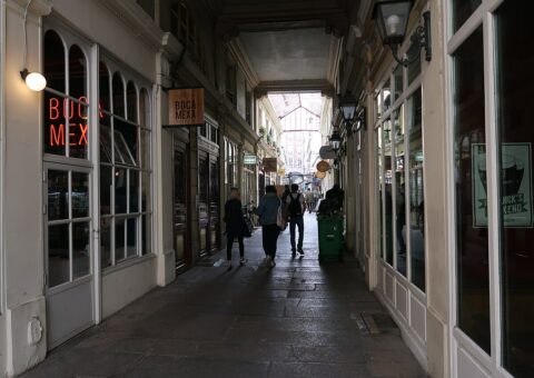 La cour du Commerce-Saint-André à Paris, pavée et bordée de commerces