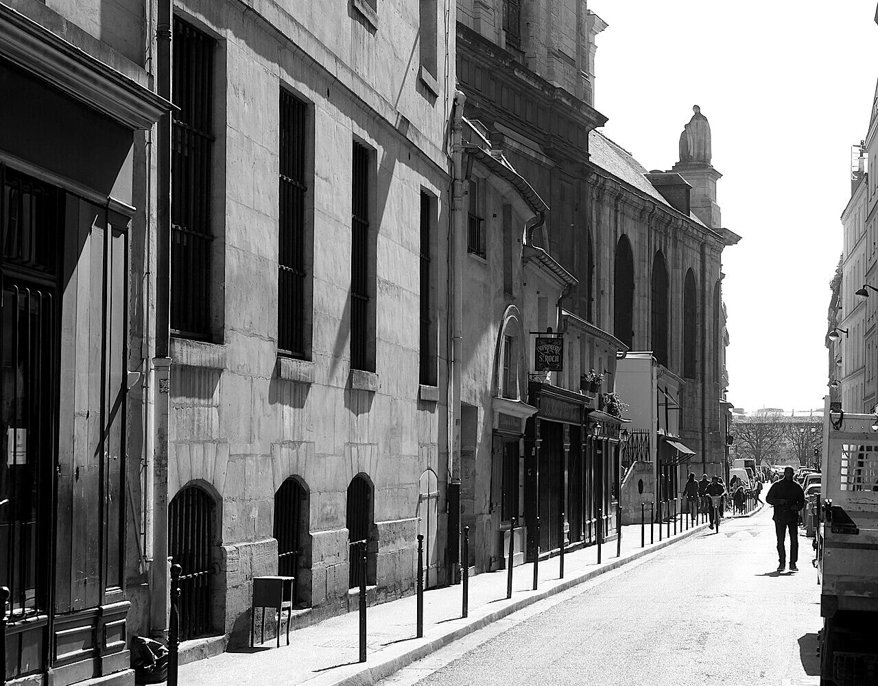 La rue Saint-Roch à Paris, où s'ouvre la brasserie L'Émil du Château Voltaire