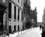 La rue Saint-Roch à Paris, où s'ouvre la brasserie L'Émil du Château Voltaire