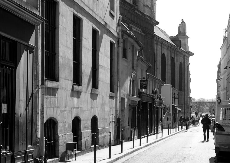 La rue Saint-Roch à Paris, où s'ouvre la brasserie L'Émil du Château Voltaire