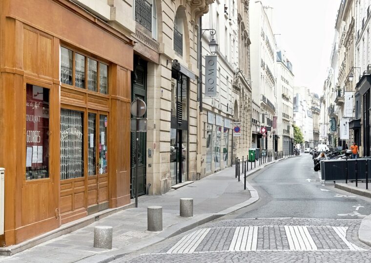 La devanture du bistrot Chez Georges, rue du Mail à Paris