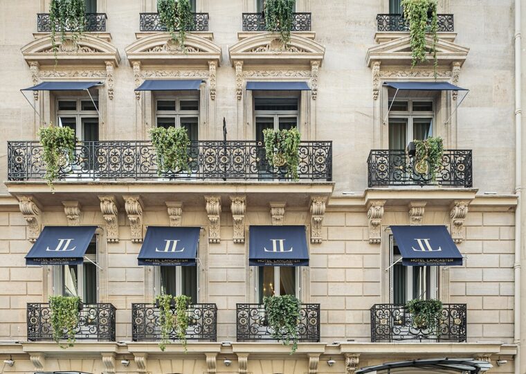 La façade de l'hôtel Lancaster, rue de Berri, dans le 8e arrondissement de Paris
