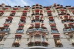 La façade du Plaza Athénée et ses géraniums rouges, avenue Montaigne à Paris