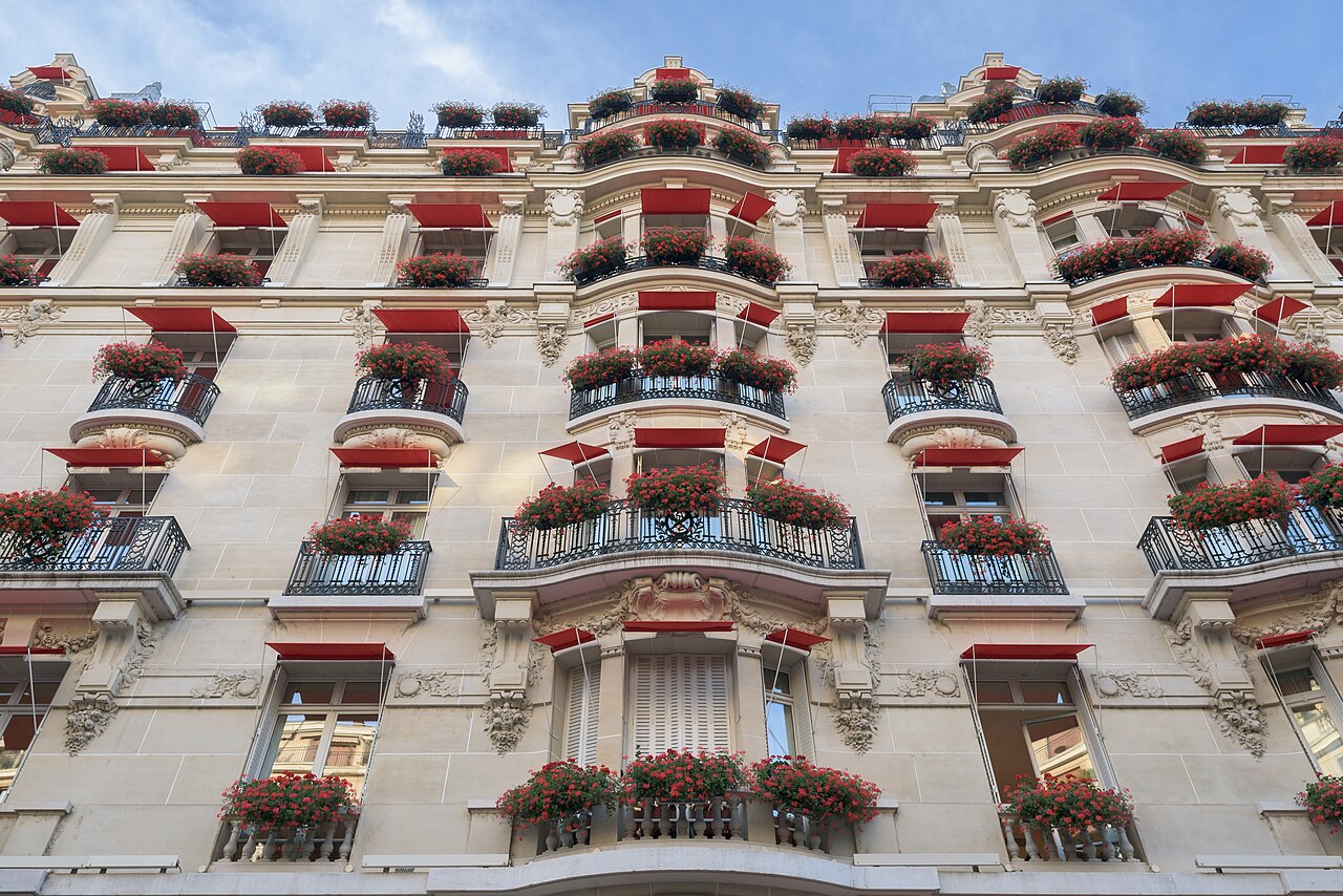 La façade du Plaza Athénée et ses géraniums rouges, avenue Montaigne à Paris