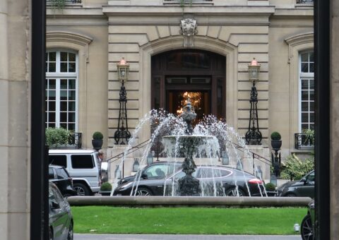 La fontaine du Saint James Paris, place du Chancelier-Adenauer
