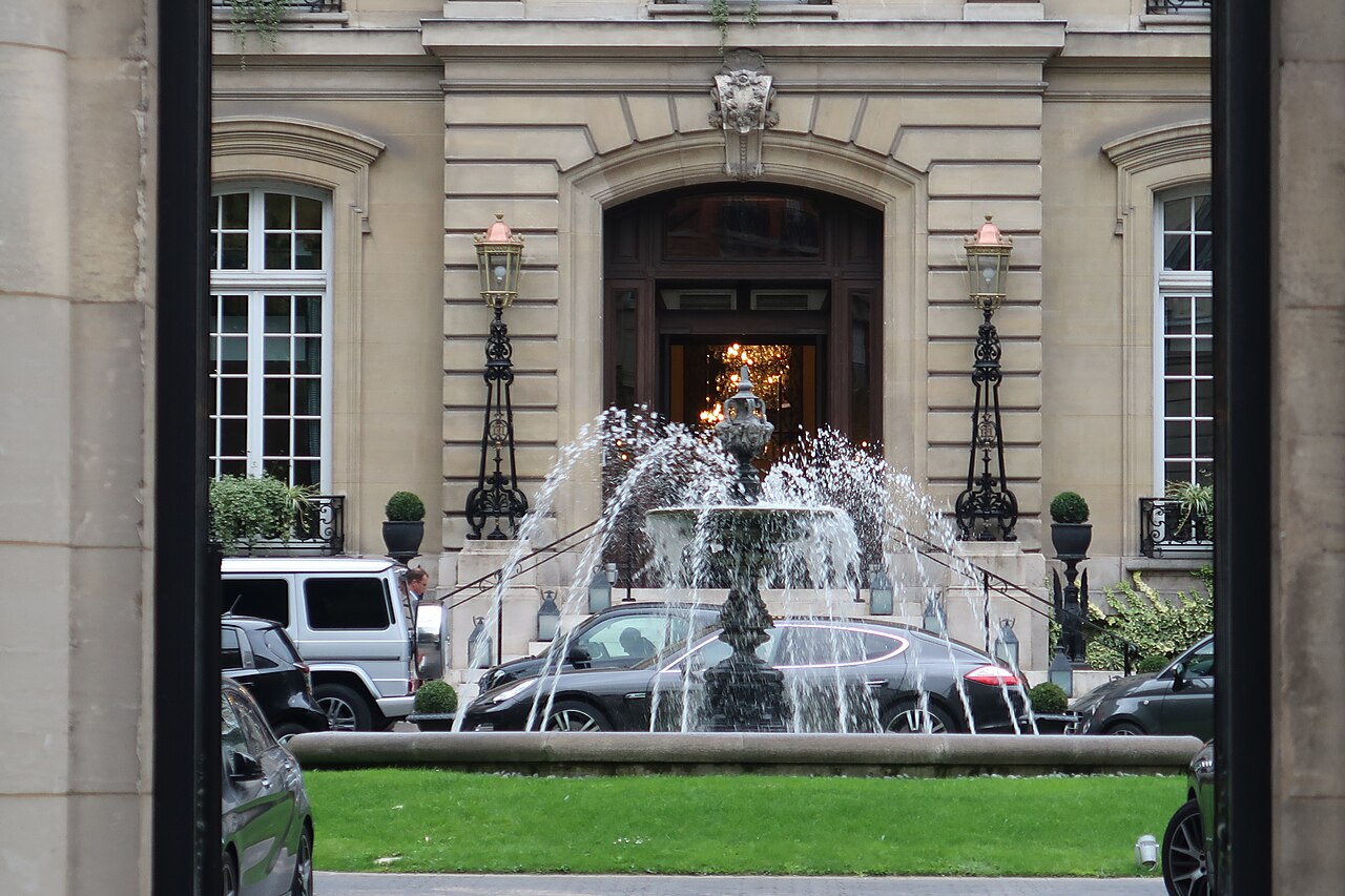 La fontaine du Saint James Paris, place du Chancelier-Adenauer