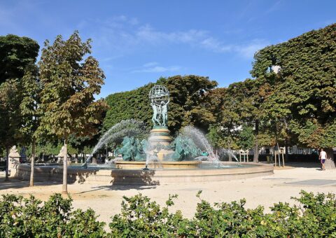 La fontaine des Quatre-Parties-du-Monde de Carpeaux, ses quatre figures portant la sphère céleste et ses chevaux marins