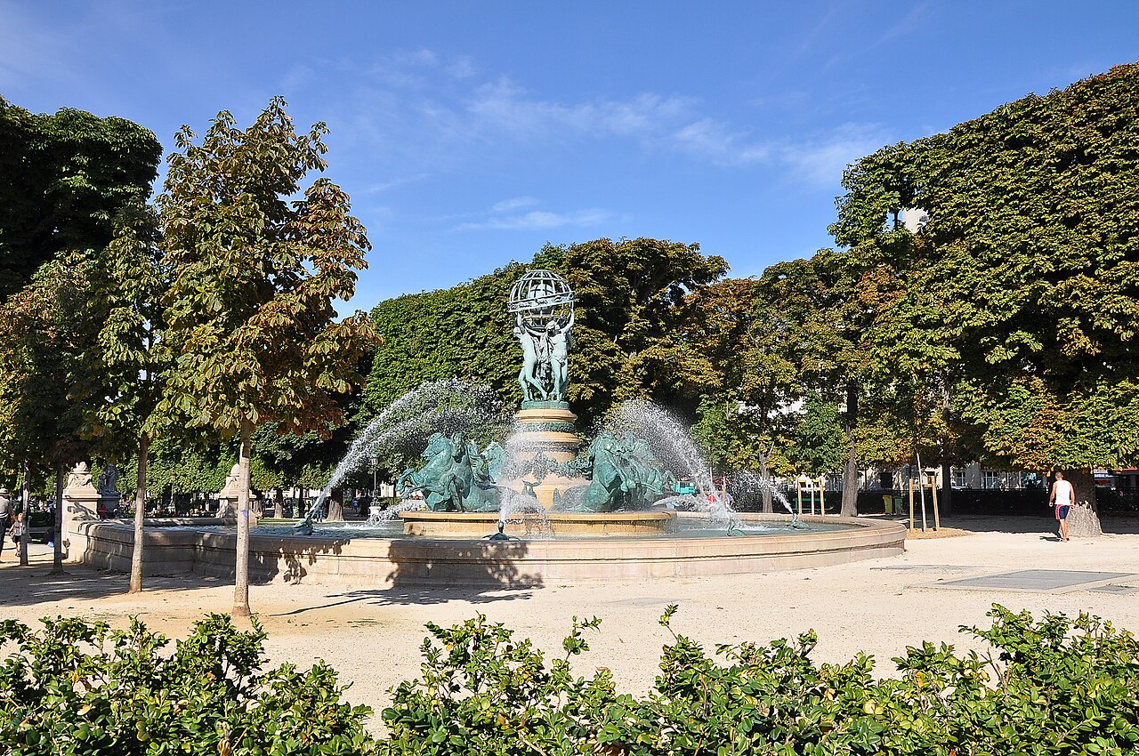 La fontaine des Quatre-Parties-du-Monde de Carpeaux, ses quatre figures portant la sphère céleste et ses chevaux marins