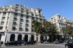 L'Hôtel George V, avenue George-V, dont le spa cache une piscine lagon