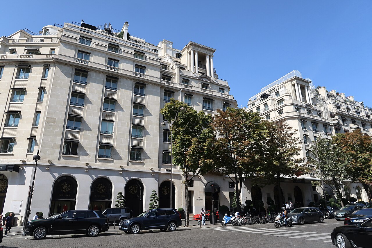 L'Hôtel George V, avenue George-V, dont le spa cache une piscine lagon