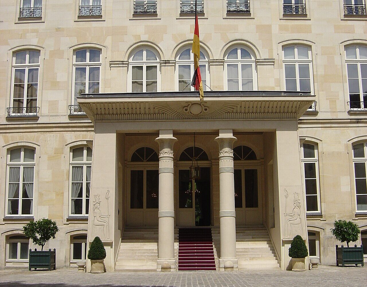 La façade sur cour de l'hôtel de Beauharnais et son portique égyptien, résidence de l'ambassadeur d'Allemagne