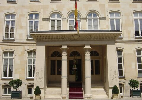 La façade sur cour de l'hôtel de Beauharnais et son portique égyptien, résidence de l'ambassadeur d'Allemagne