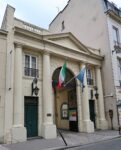 L'entrée de l'hôtel de Galliffet rue de Varenne, avec les drapeaux de l'Institut culturel italien