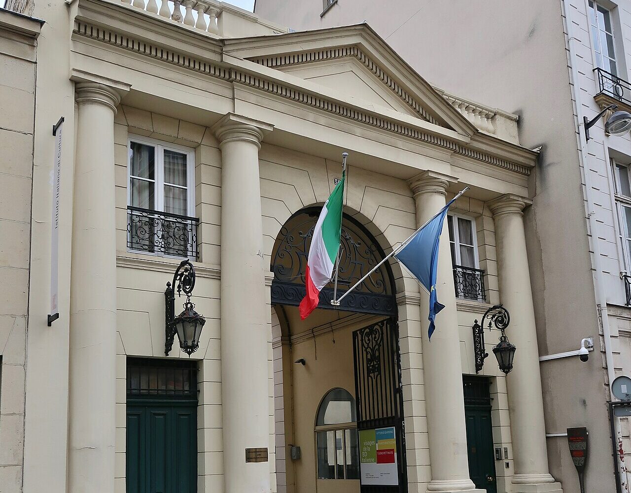 L'entrée de l'hôtel de Galliffet rue de Varenne, avec les drapeaux de l'Institut culturel italien