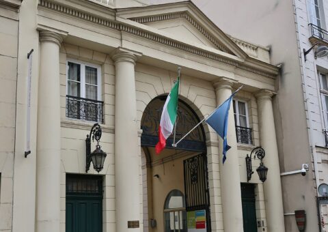 L'entrée de l'hôtel de Galliffet rue de Varenne, avec les drapeaux de l'Institut culturel italien