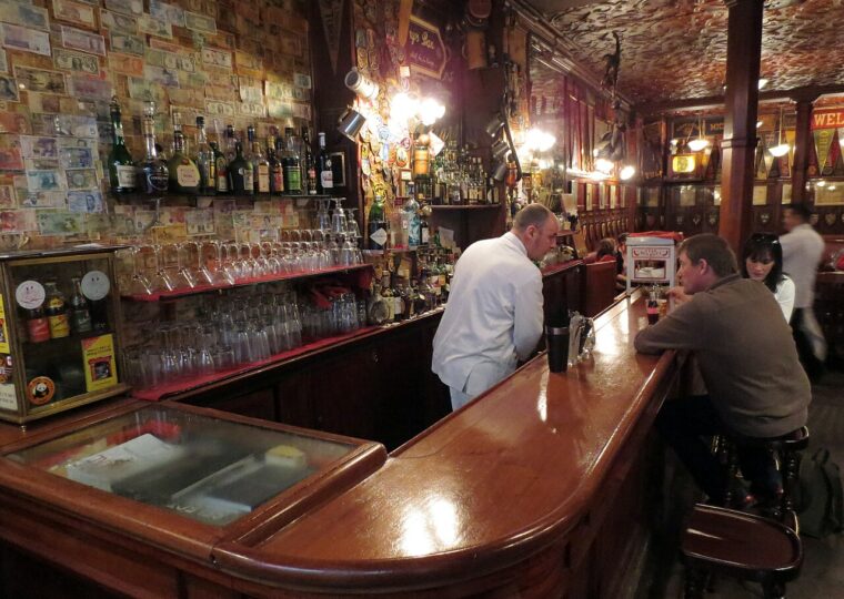 La devanture de Harry's New York Bar, rue Daunou à Paris
