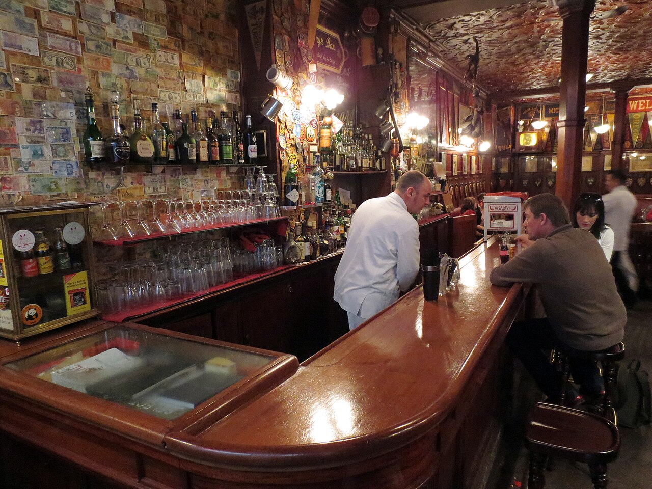 La devanture de Harry's New York Bar, rue Daunou à Paris