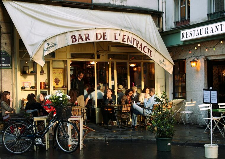 Le bar de L'Entracte, rue de Montpensier, adossé au théâtre du Palais-Royal