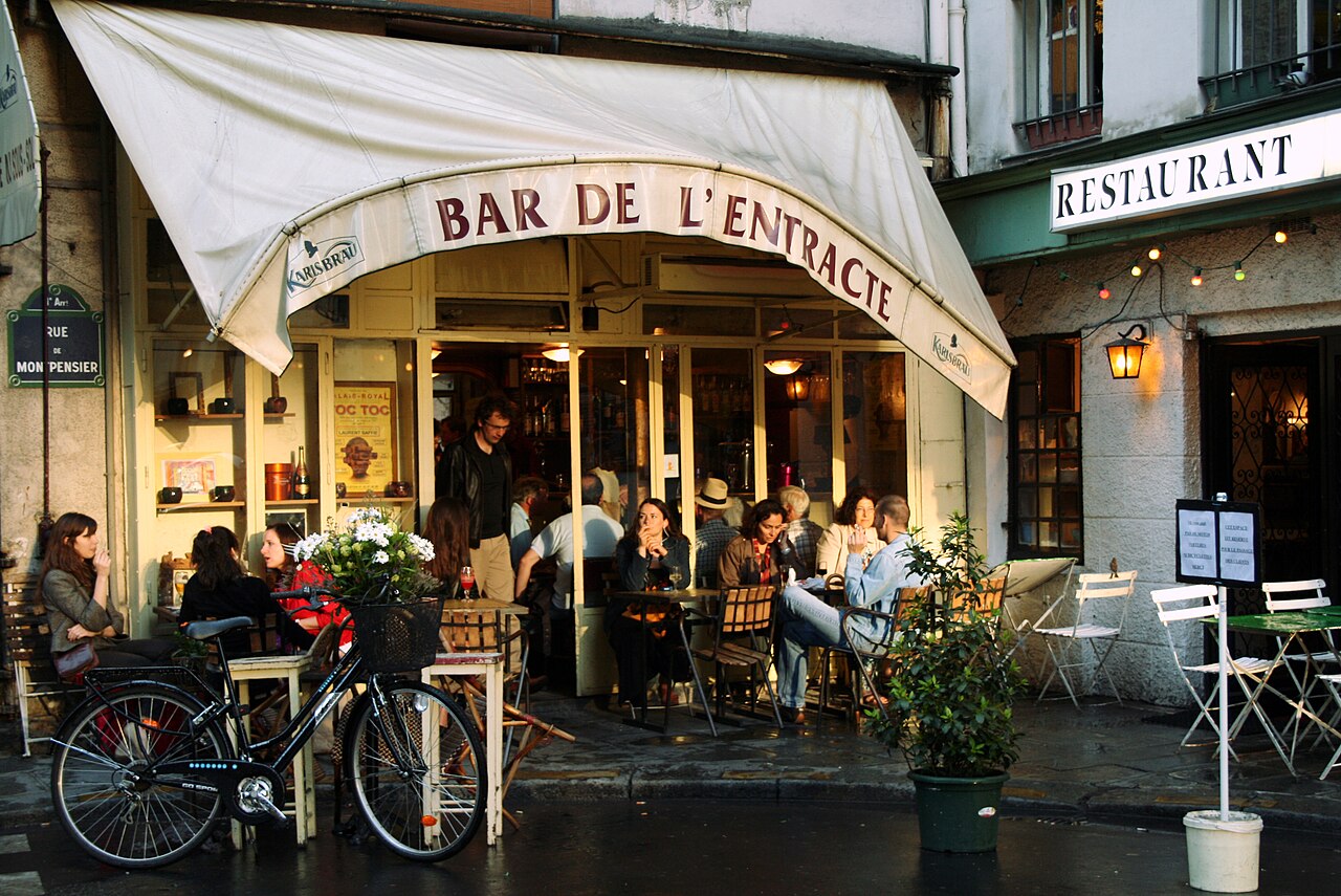 Le bar de L'Entracte, rue de Montpensier, adossé au théâtre du Palais-Royal