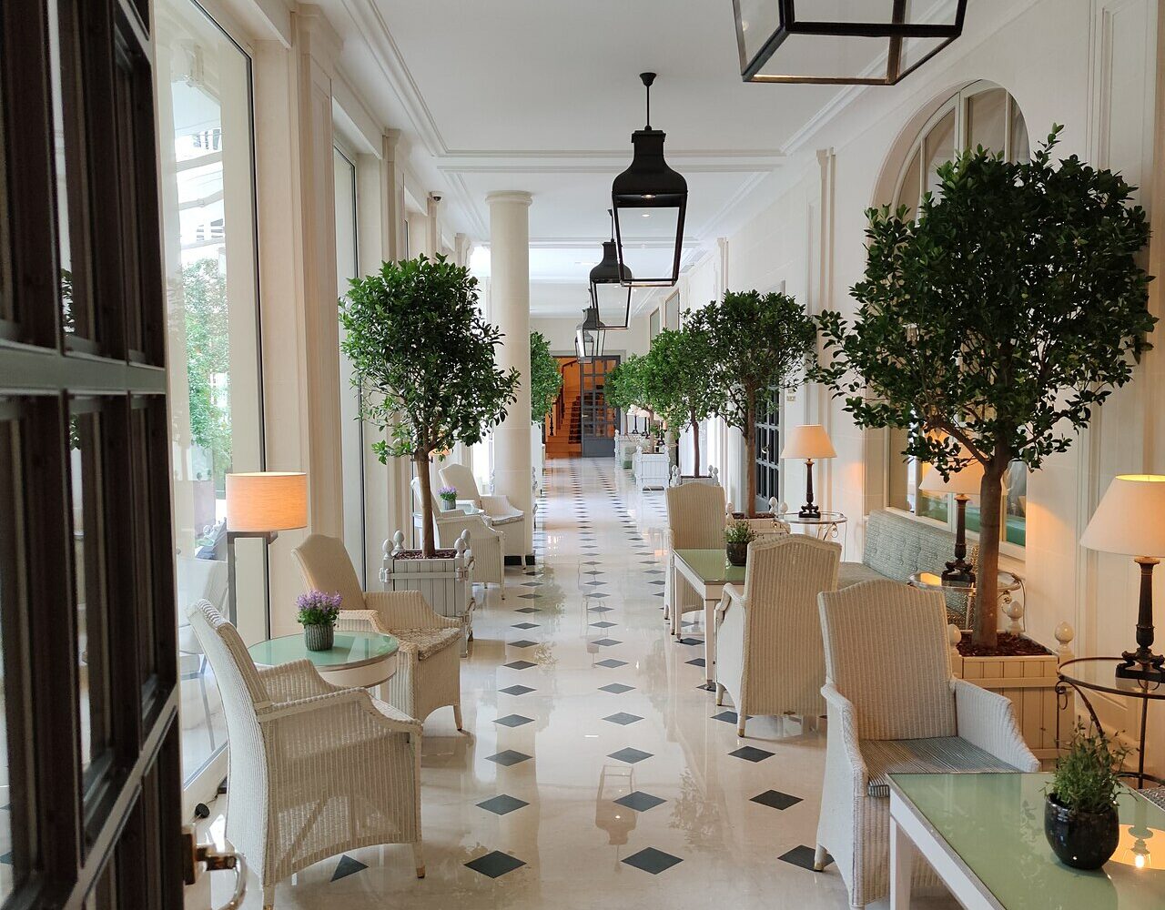 La façade du Bristol, rue du Faubourg Saint-Honoré, qui cache le Jardin Français