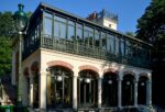 Le Pavillon du Lac, dans le parc des Buttes-Chaumont à Paris