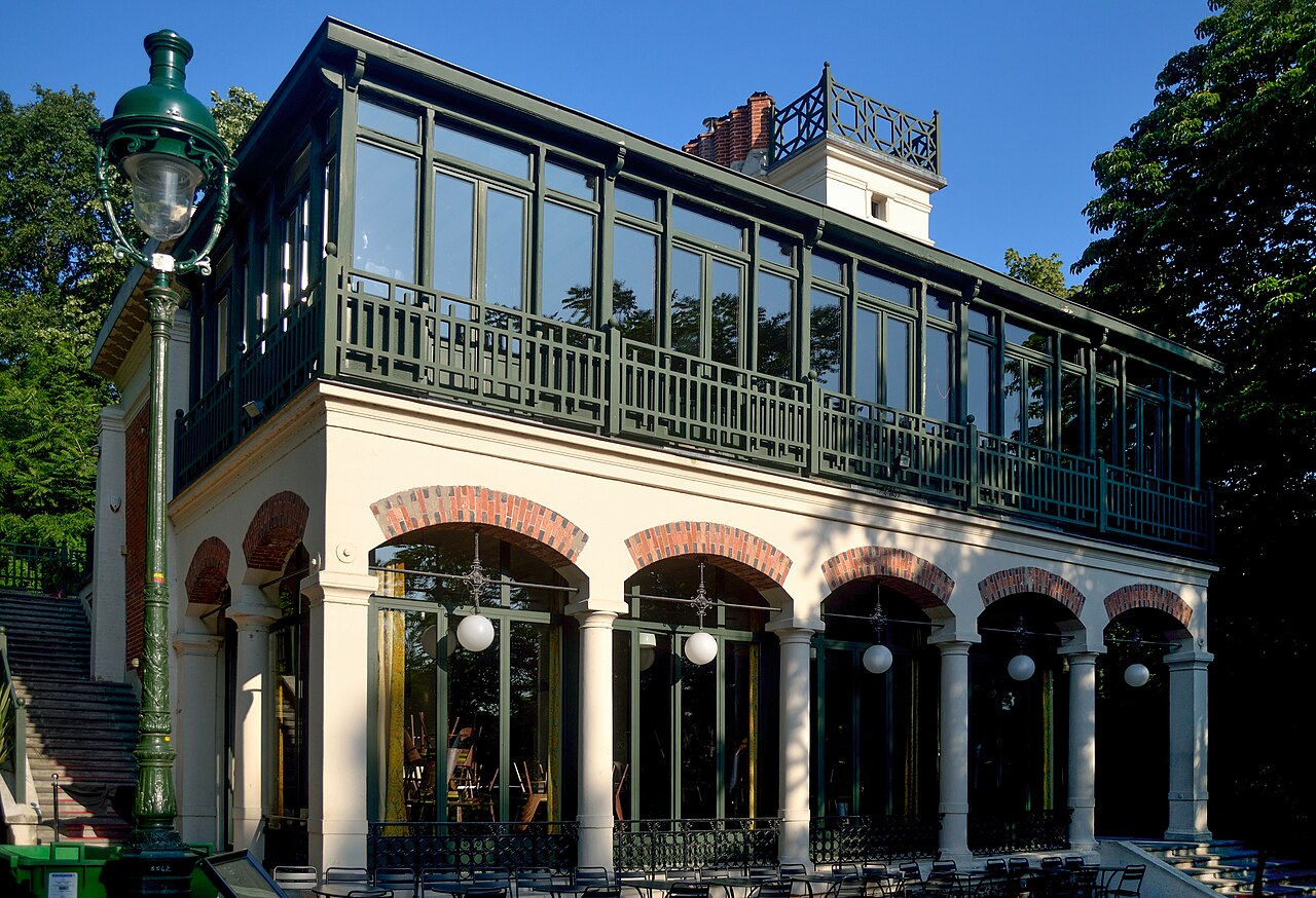 Le Pavillon du Lac, dans le parc des Buttes-Chaumont à Paris