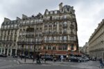 Les façades du quai Voltaire à Paris, où se cache le restaurant Le Voltaire