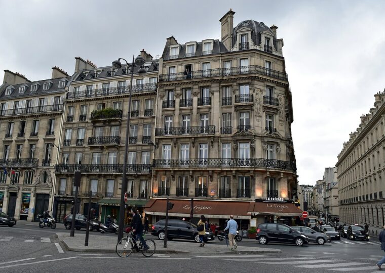 Les façades du quai Voltaire à Paris, où se cache le restaurant Le Voltaire