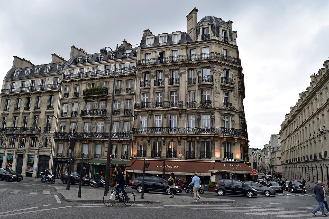 Les façades du quai Voltaire à Paris, où se cache le restaurant Le Voltaire