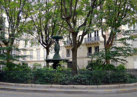 La fontaine aux trois nymphes de la cité de Trévise, au centre de sa place plantée