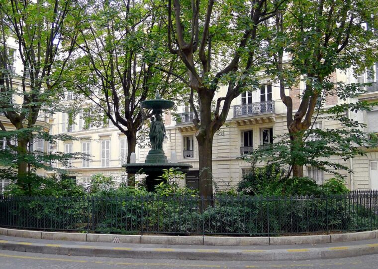 La fontaine aux trois nymphes de la cité de Trévise, au centre de sa place plantée
