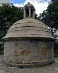 Le regard de la Lanterne et son dôme de pierre à écailles surmonté d'un lanternon, dans son jardin de Belleville