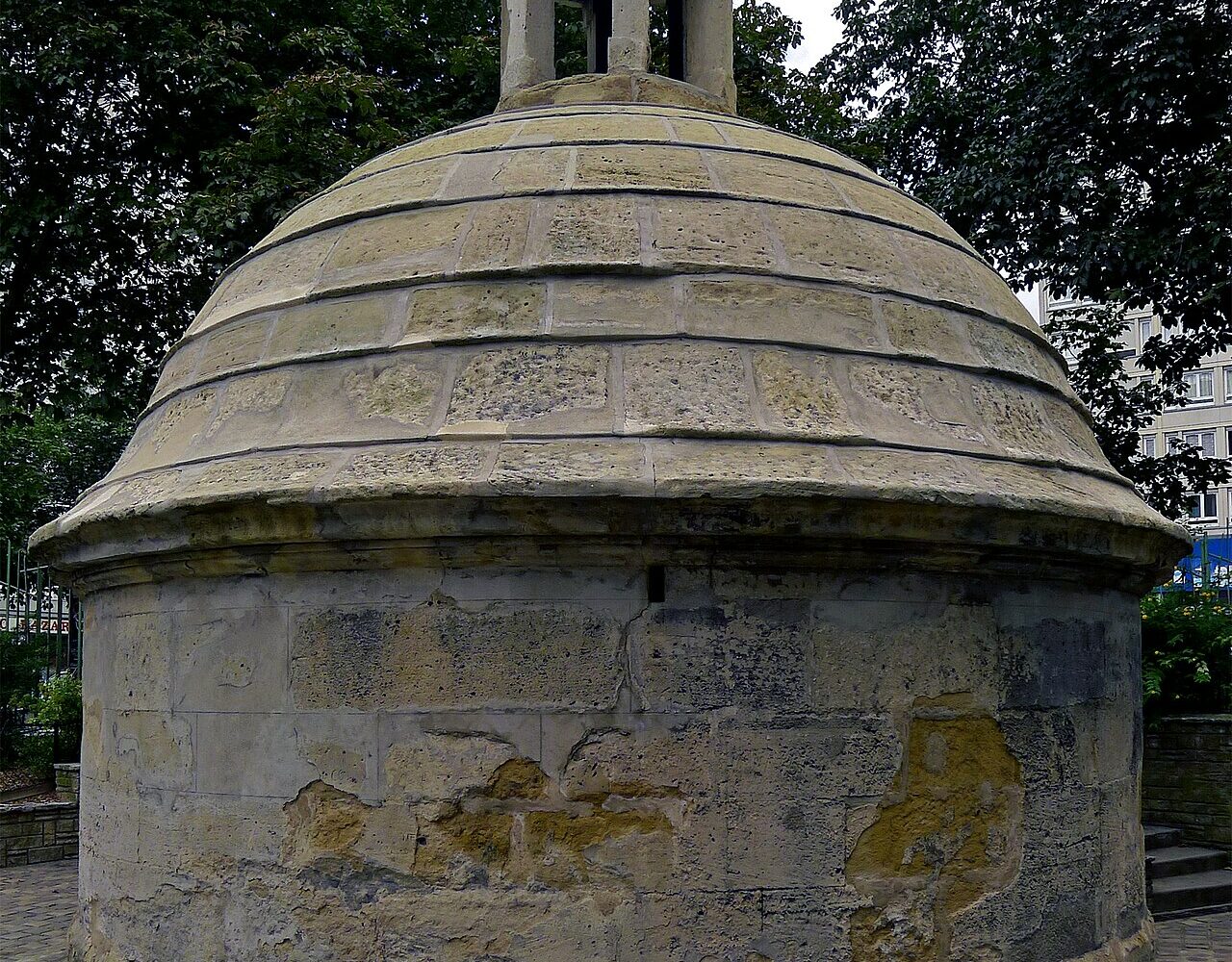 Le regard de la Lanterne et son dôme de pierre à écailles surmonté d'un lanternon, dans son jardin de Belleville