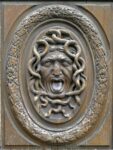 Le mascaron de Méduse sculpté par Thomas Regnaudin sur les vantaux du portail de l'hôtel Amelot de Bisseuil