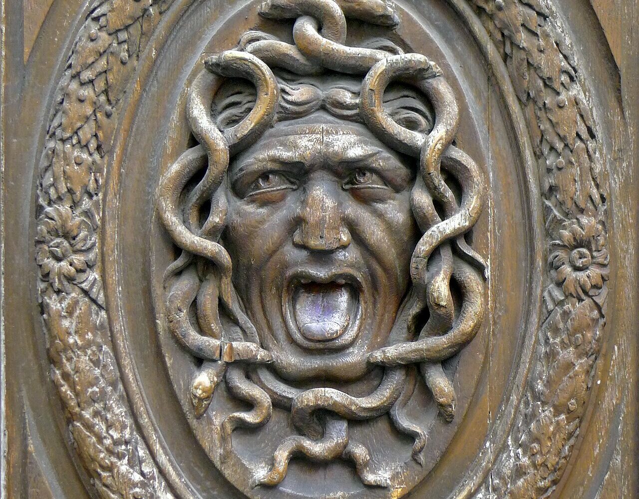 Le mascaron de Méduse sculpté par Thomas Regnaudin sur les vantaux du portail de l'hôtel Amelot de Bisseuil
