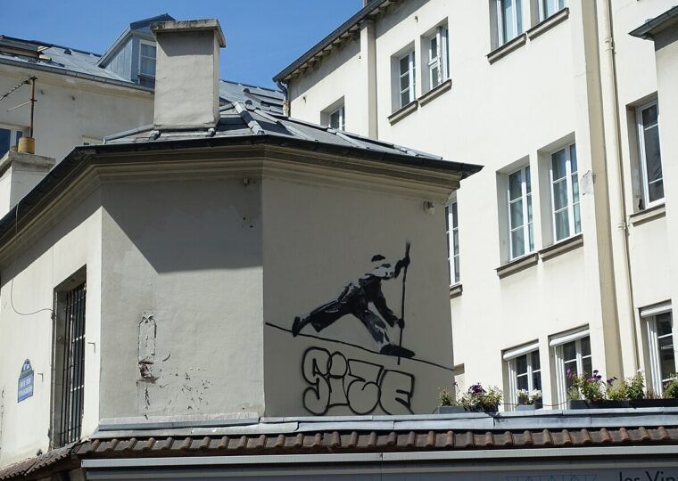 La rue des Vinaigriers, où la Résidence Kann change de décor au fil des saisons