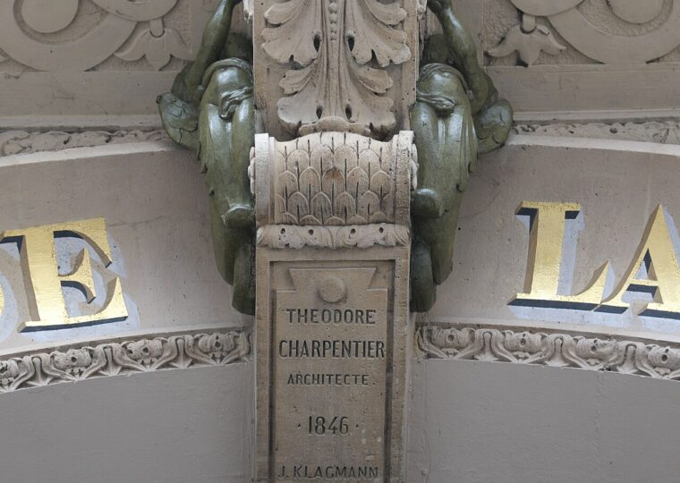 L'entrée de la galerie de la Madeleine, place de la Madeleine à Paris
