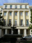 Le pavillon néoclassique à colonnes ioniques du square d'Orléans, avec la fontaine au premier plan