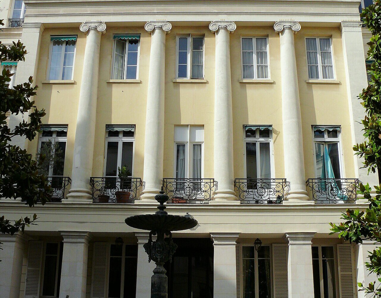 Le pavillon néoclassique à colonnes ioniques du square d'Orléans, avec la fontaine au premier plan