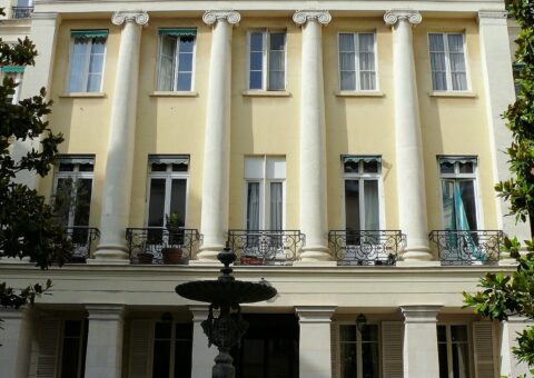 Le pavillon néoclassique à colonnes ioniques du square d'Orléans, avec la fontaine au premier plan