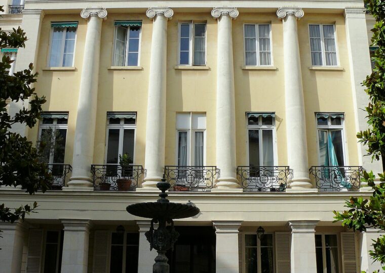 Le pavillon néoclassique à colonnes ioniques du square d'Orléans, avec la fontaine au premier plan