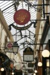 Les enseignes suspendues du passage des Panoramas, à Paris