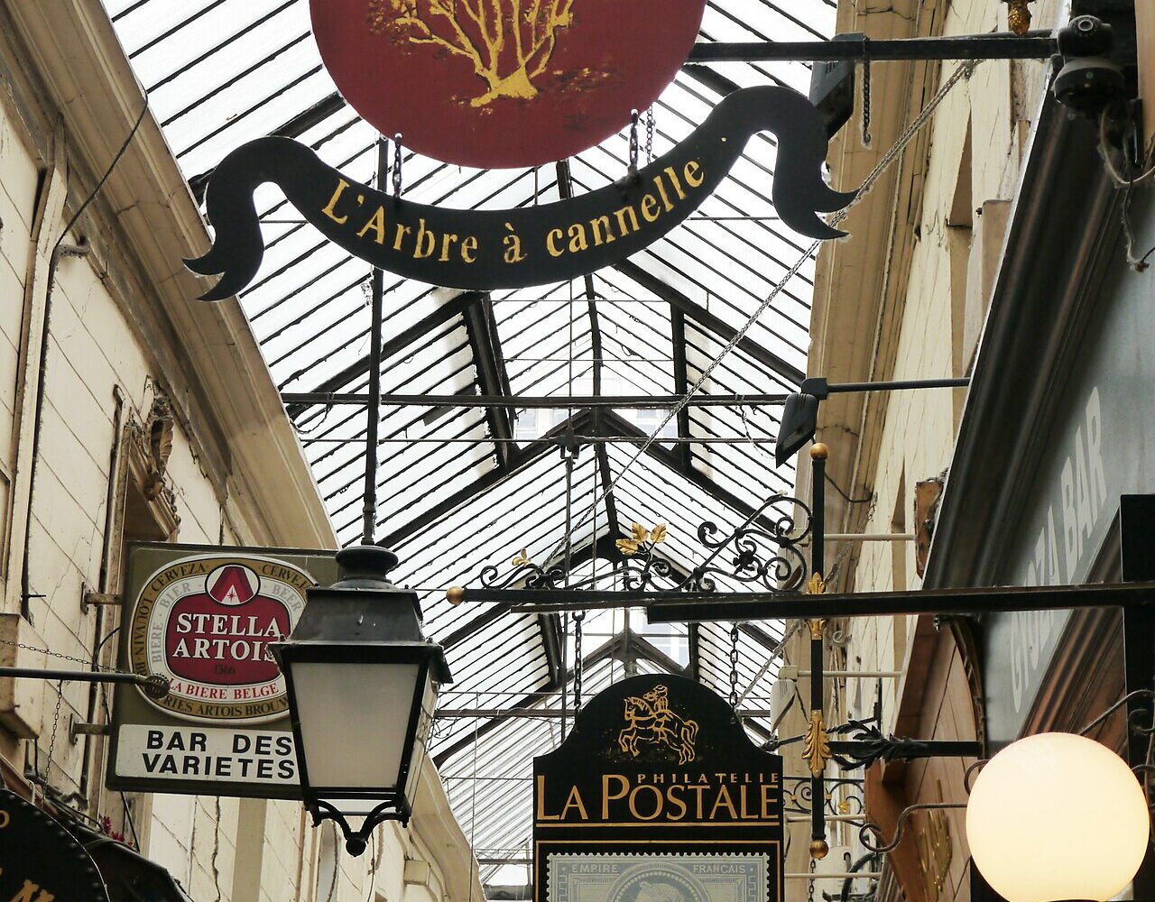 Les enseignes suspendues du passage des Panoramas, à Paris