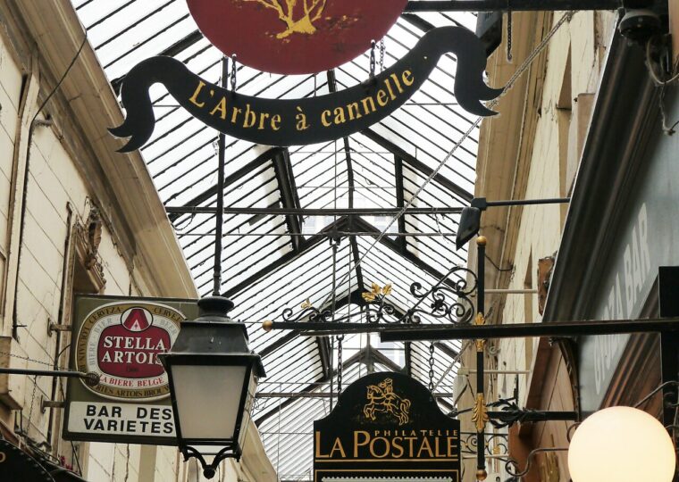 Les enseignes suspendues du passage des Panoramas, à Paris
