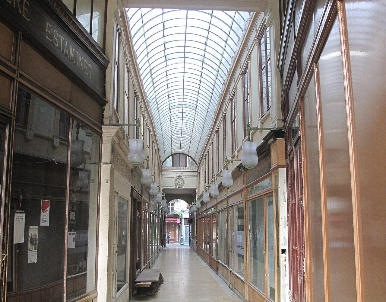 L'intérieur du passage du Bourg-l'Abbé à Paris